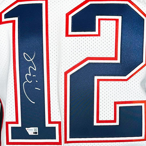 Tom Brady Signed New England Patriots Mitchell & Ness White 2000 Authentic Football Jersey (Fanatics XD21609520)