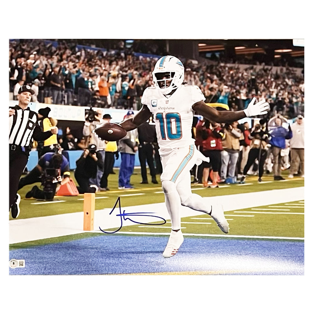 Tyreek Hill Signed Miami Touchdown 16x20 Football Photo (Beckett)