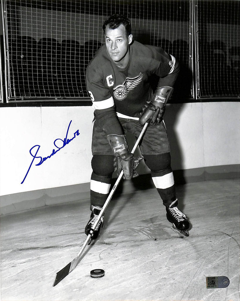 gordie howe signed 8x10 photo in red aiv certificate of authenticity