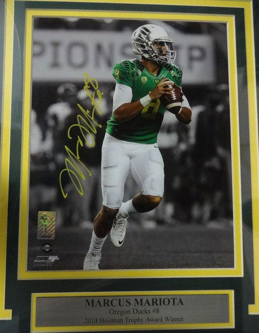 Marcus Mariota Autographed Framed 8x10 Photo Oregon Ducks MM Holo Stock #89823 - RSA