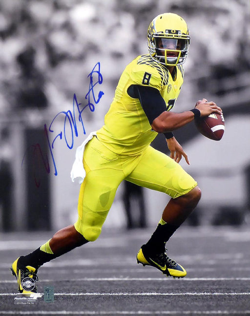 Marcus Mariota Autographed 16x20 Photo Oregon Ducks Spotlight MM Holo #16108 - RSA